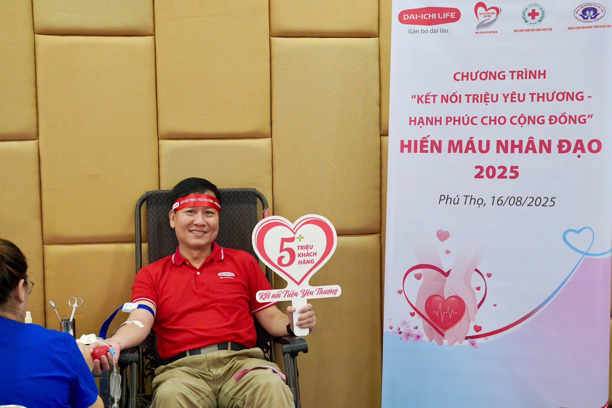 Ông Trần Đình Quân – Chủ tịch Hội đồng Thành viên Dai-ichi Life Việt Nam, kiêm Chủ tịch Quỹ Vì cuộc sống tươi đẹp (bên phải) tham gia hiến máu tại Phú Thọ